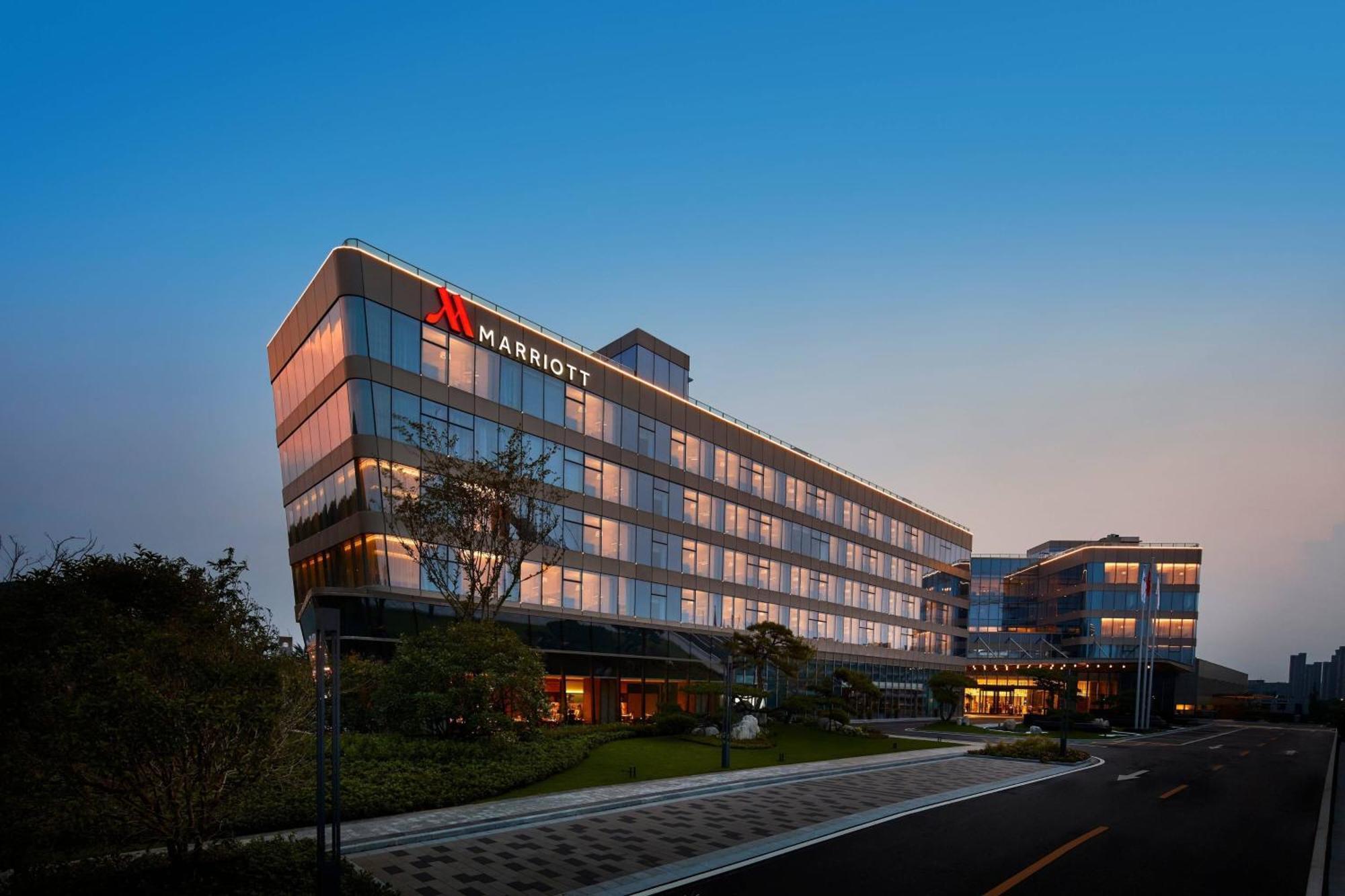 Xuzhou Marriott Hotel Lakeview Екстериор снимка